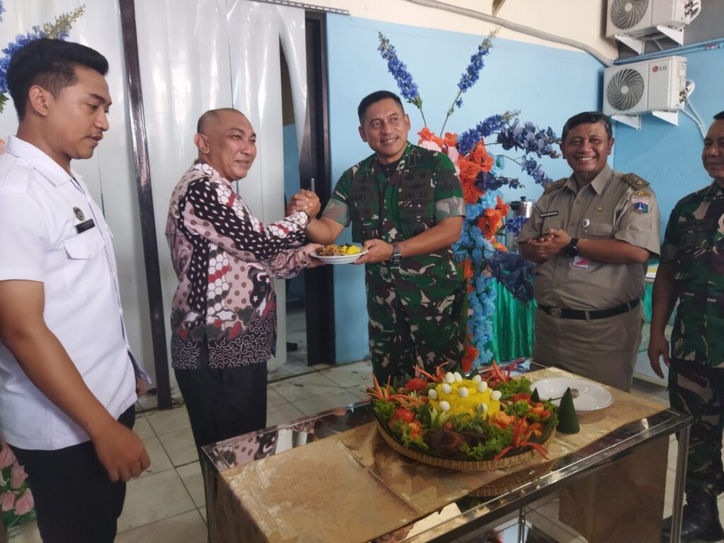 OPENING MBG SEMPER BARAT DANDIM CILINCING HADIRI ACARA TERSEBUT